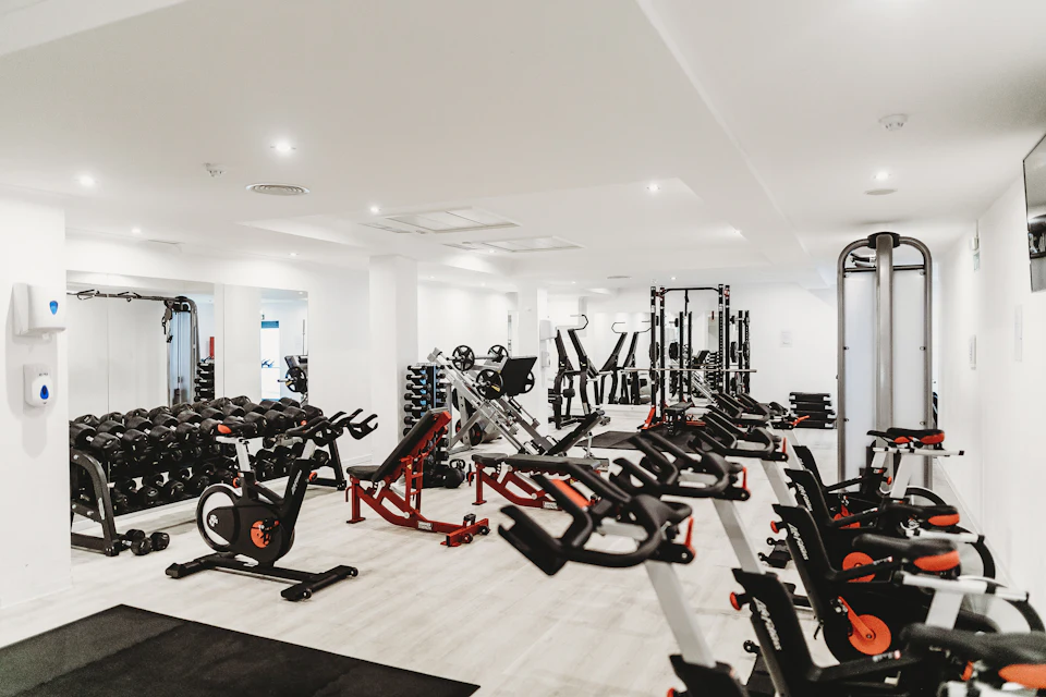 Material de entrenamiento funcional y esterilla en espacio interior